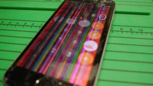 Handy mit kaputtem Display, farbige Streifen sind dem Bild überlagert